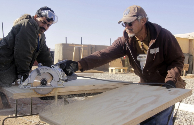 charpentier-ST MARTIN VESUBIE-min_men_working_construction_sawing_wood_building_marines_workers_equipment-1064481